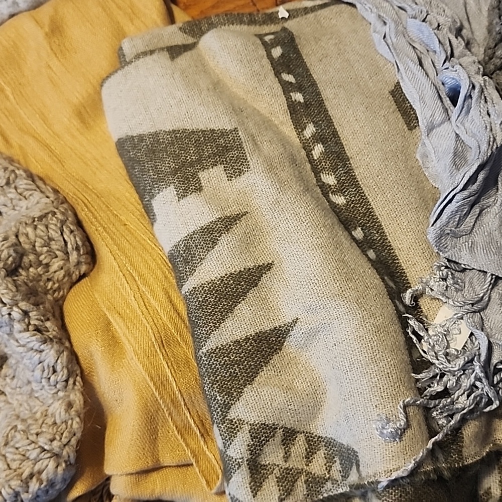 Scarfs - Picture 3 of 3